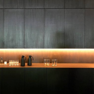 Ahşap masalı boş barın içi