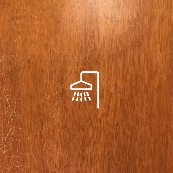 kahverengi arkaplanda duş işareti simgesi