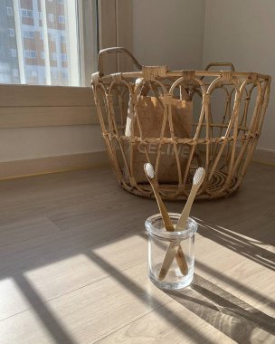 Kahve fincanı ve cam pencereli boş masa