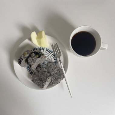 Kurabiyeli siyah çay ve bir parça kahve.