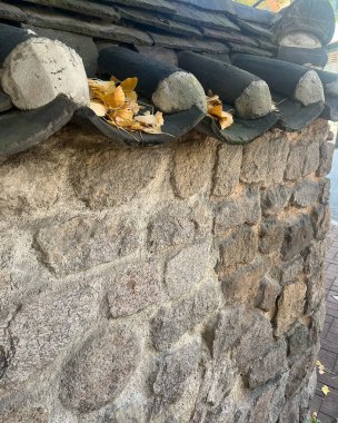 Parktaki taş duvar.