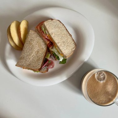 Jambonlu ve peynirli sandviç.