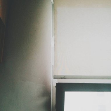 Beyaz arkaplanı olan eski ahşap pencere