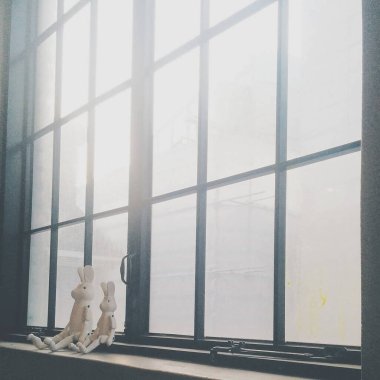 Modern bir binanın içinde.