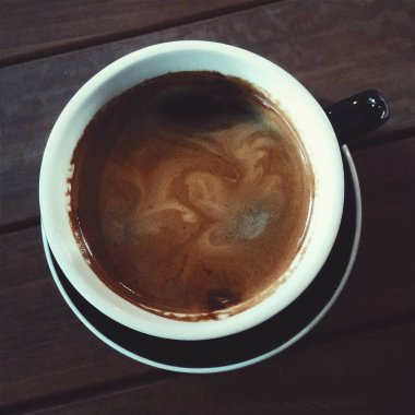 Masada bir fincan sıcak kahve.