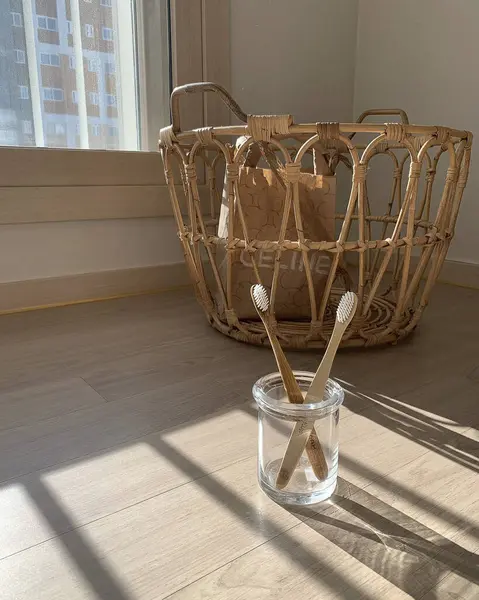 Kahve fincanı ve cam pencereli boş masa