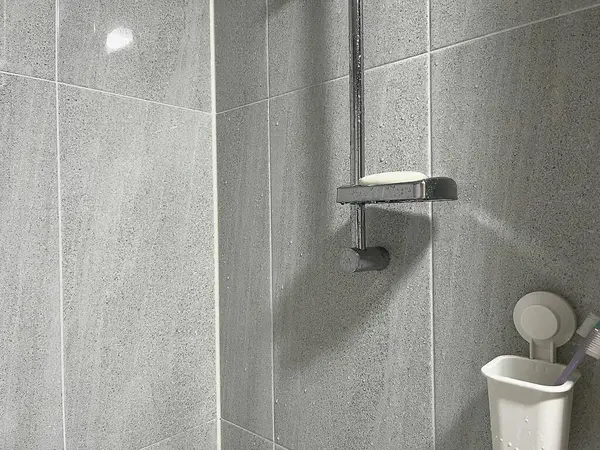 Banyoda beyaz fayanslı beyaz duş.