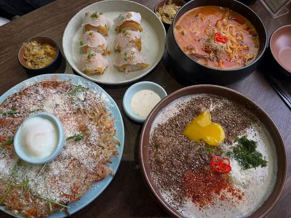 Sahanda yumurtanın mutfak fotoğrafı.