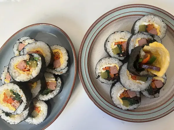 Somon, ton balığı, ton balığı, ton balığı, avokado, pirinç ve yosun ile suşi rulosu..