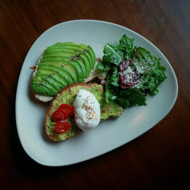 Taze avokado sandviçi, sağlıklı kahvaltı.