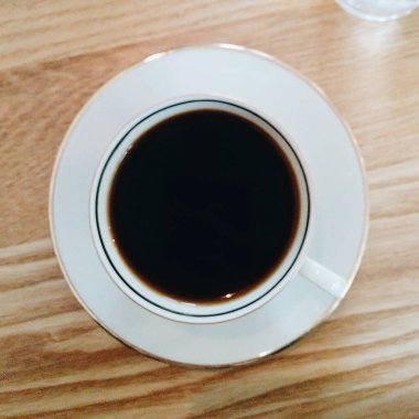 Masanın üzerinde bir fincan koyu kahve.