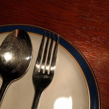 Masada çatal ve bıçak olan boş bir tabak..
