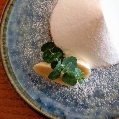 Lezzetli bir tatlıyla beyaz bir tabağı kapat.