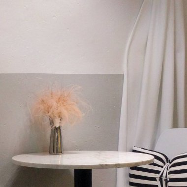 Modern oturma odasının içi.