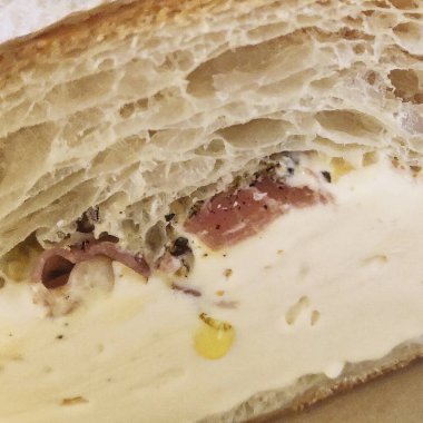 Peynirli ve zeytinli İtalyan pizzası.