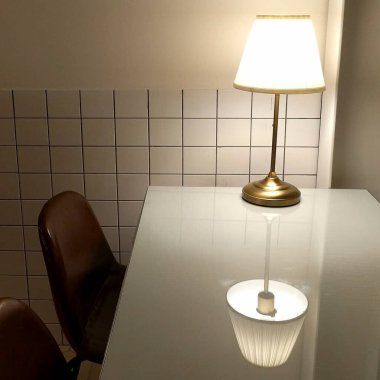 Modern bir otel odası.