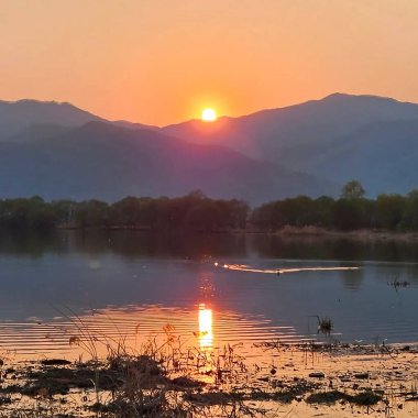 Gölün üzerinde güzel bir gün batımı