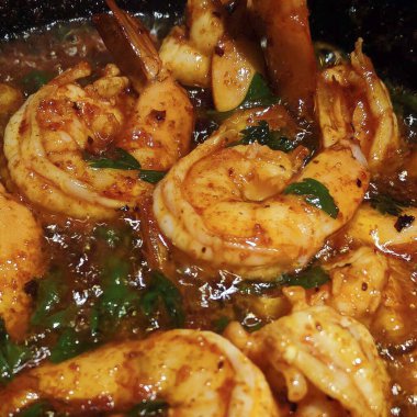 Sarımsaklı karides kızartma, baharat, yeşil soğan, maydanoz, soğan