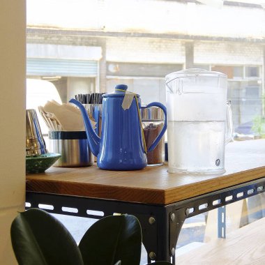 Boş kahve masası ve sandalye.