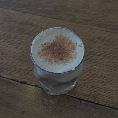 Ahşap arka planda bir fincan kahve.