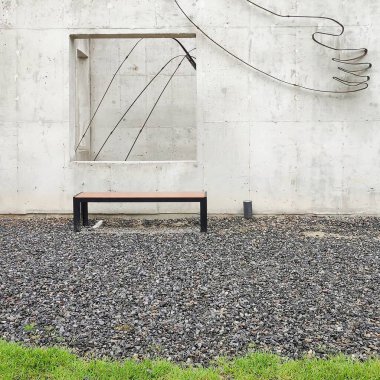 eski metal çit ve beton duvar