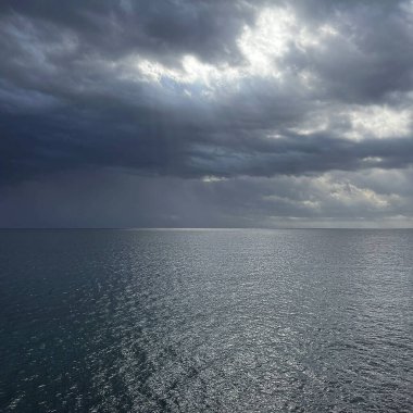 Denizin üzerinde kara fırtına bulutları. Doğal arka plan. Karanlık deniz dalgaları.