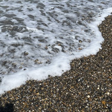 Sahilde deniz dalgaları