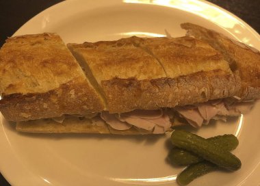 Jambonlu ve peynirli sandviç.