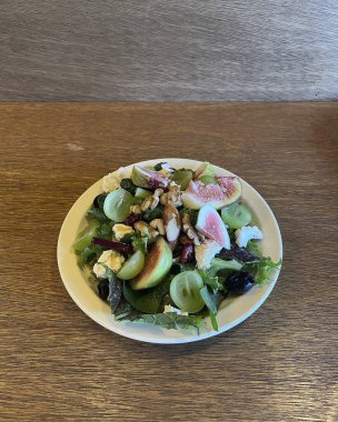 Taze sebzeli salata ve meyve