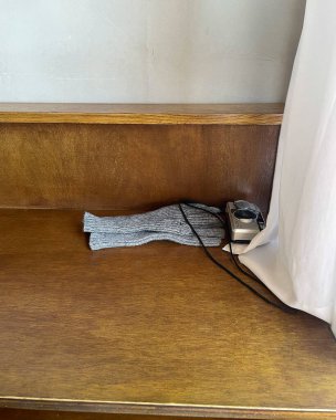 Masada bir çift eldiven.