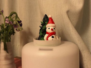 Kırmızı mumlu kardan adam