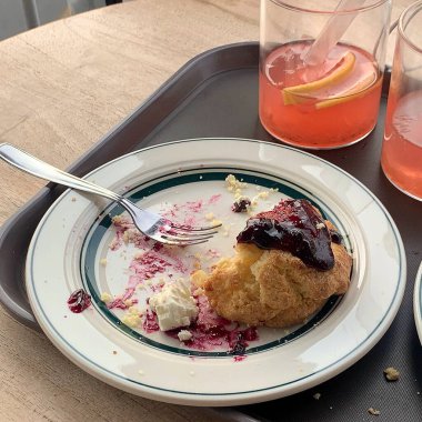 Kremalı ve taze meyveli ev yapımı tatlı turta..