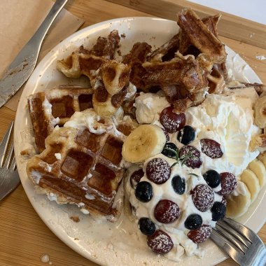 Kremalı ve dutlu waffle..