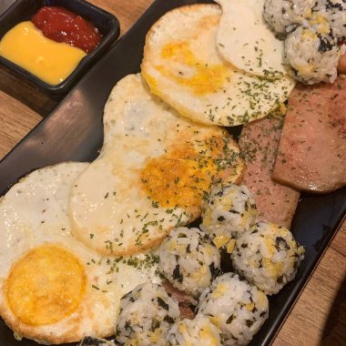 Lezzetli Asya yemeklerinin yakın görüntüsü