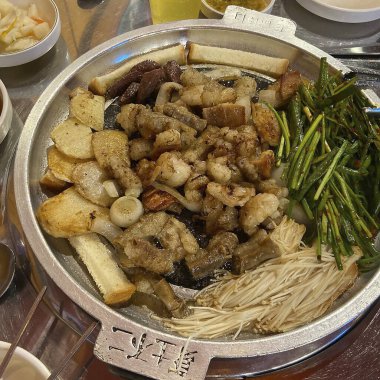 Patates ve baharatlı kızarmış balık.