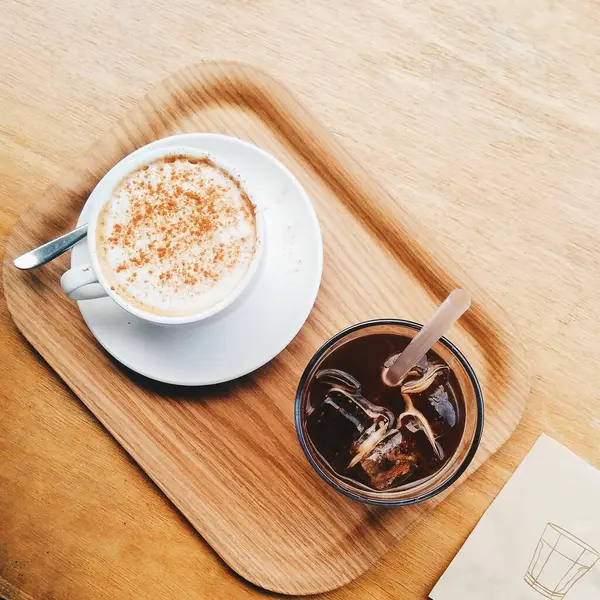 fincan kahve ve çikolata masada