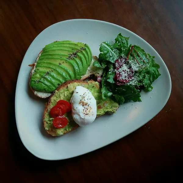 Taze avokado sandviçi, sağlıklı kahvaltı.