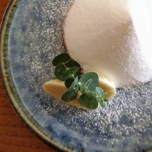 Lezzetli bir tatlıyla beyaz bir tabağı kapat.