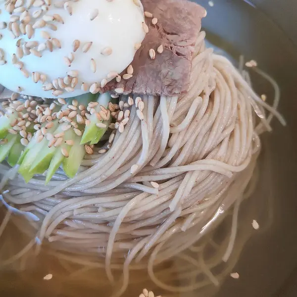 Kore yemeği, soya biftekli erişte.