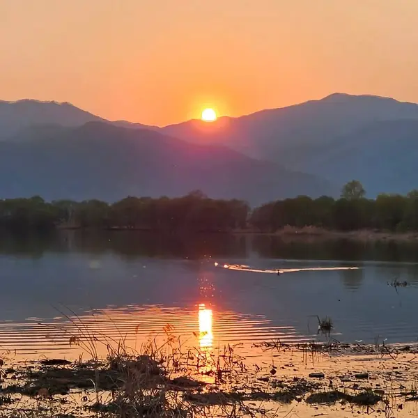 Gölün üzerinde güzel bir gün batımı