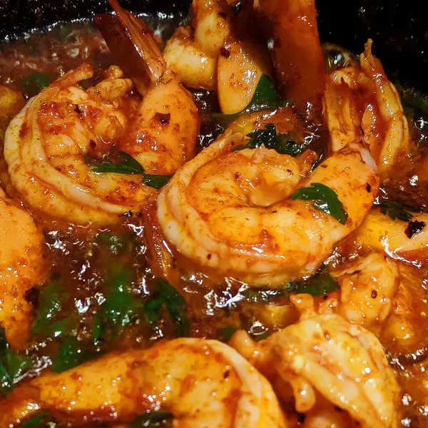 Sarımsaklı karides kızartma, baharat, yeşil soğan, maydanoz, soğan