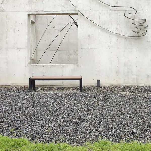 eski metal çit ve beton duvar