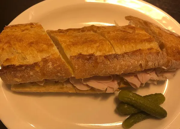 Jambonlu ve peynirli sandviç.