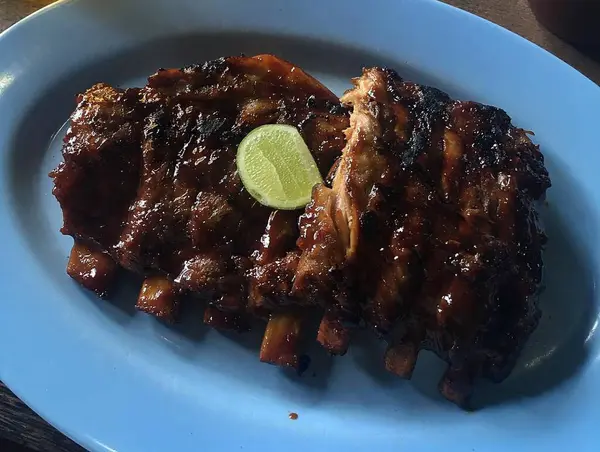 Soslu kızarmış domuz kaburgası ve limon.