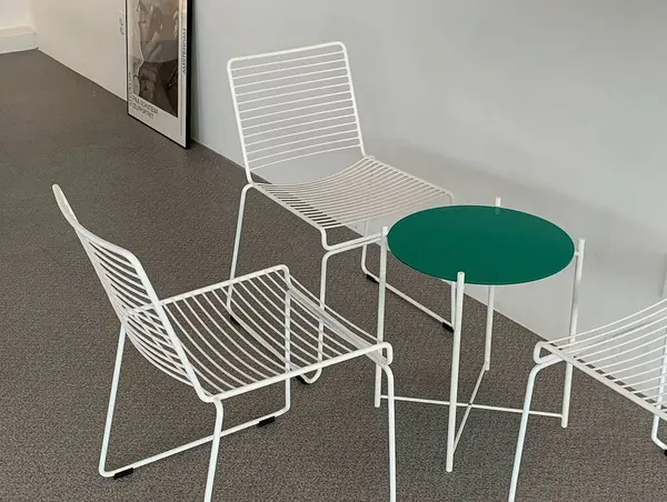 beyaz, gri ve siyah sandalyelerin modern tasarımı