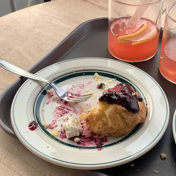 Kremalı ve taze meyveli ev yapımı tatlı turta..