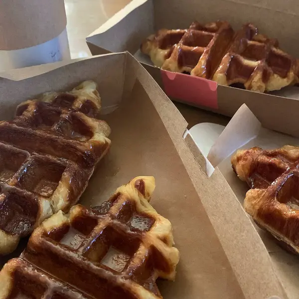 Çikolata ve tarçınlı taze waffle.