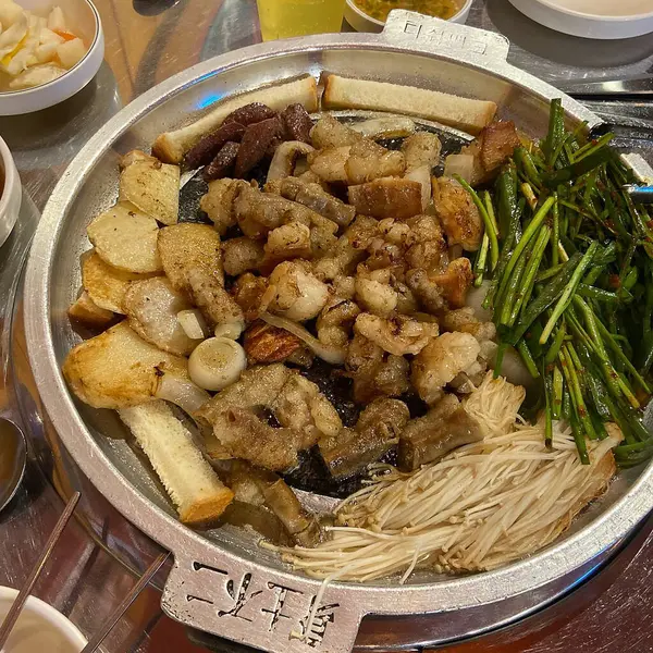 Patates ve baharatlı kızarmış balık.