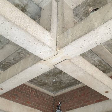 Beton çatılı bir inşaat alanı.