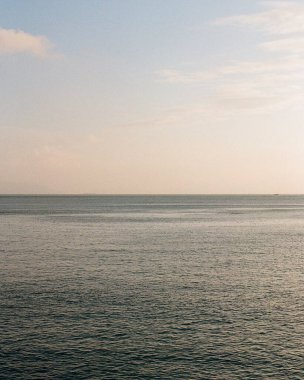 Güneş ışığındaki güzel bir deniz dalgası görüntüsü.